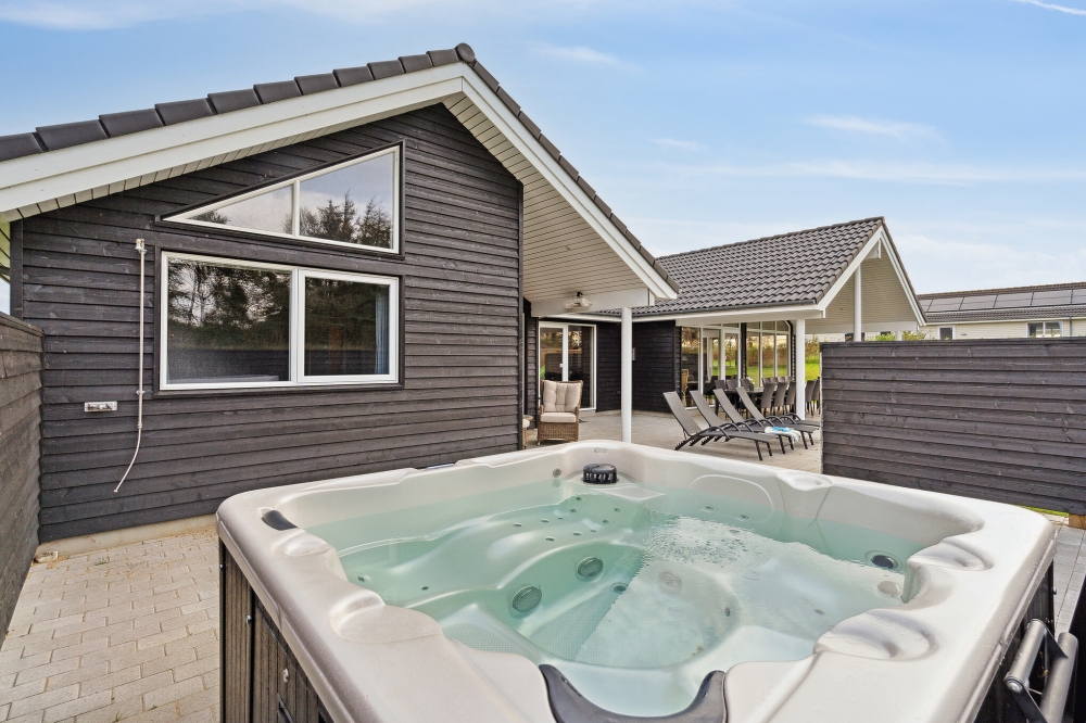 Genießen Sie den warmen Whirlpool im Luxusferienhaus Nr. 545 in Limfjord