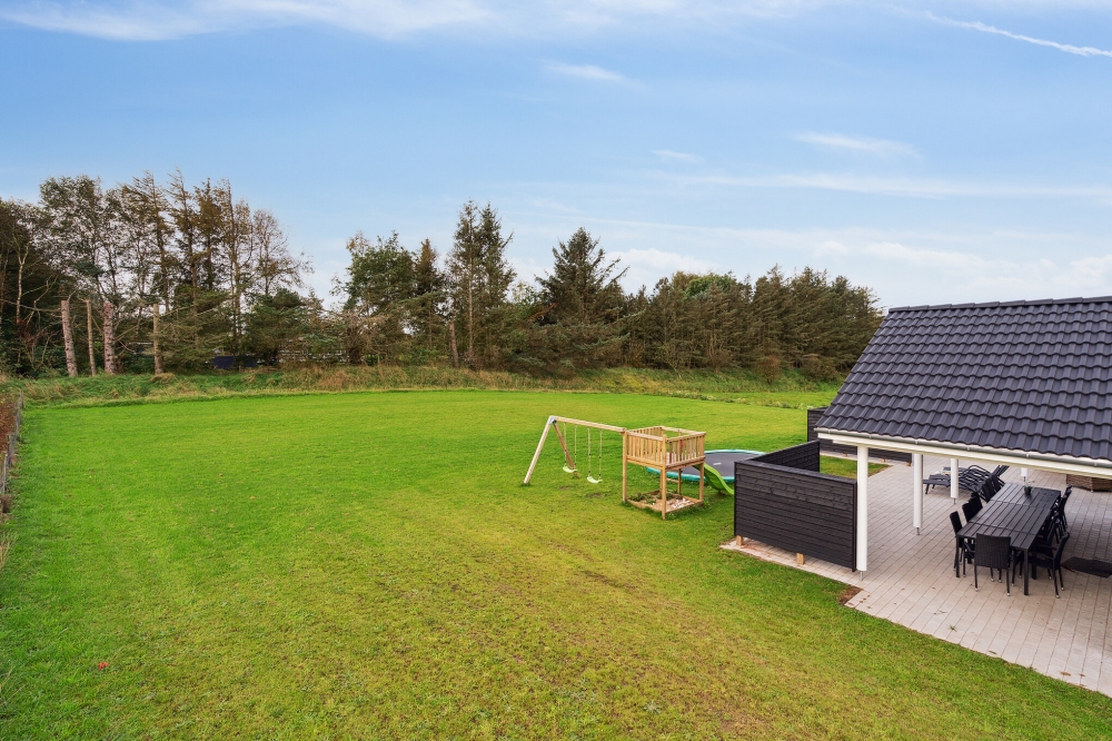 Zu dem attraktiven Ferienhaus Nr. 545 in Limfjord gehört auch ein tolles Angebot im Außenbereich, z. B. Spieleturm und Schaukeln