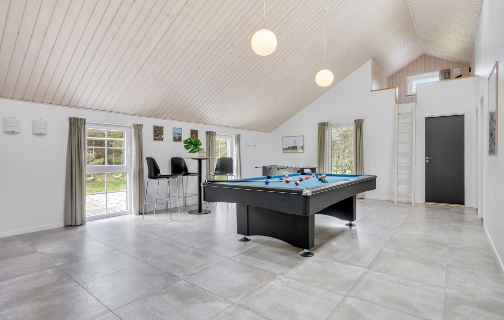 Neben den vielen schönen Stunden, die man im Poolbereich des Hauses verbringen kann, bietet das Luxusferienhaus 570 auch Spielevergnügen bei Billard/Tischtennis und Darts