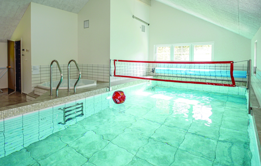 Das Ferienhaus 570 hat einen schicken Poolbereich mit Wasserrutsche, einem geräumigen, eingelassenen Whirlpool und einer Sauna.
