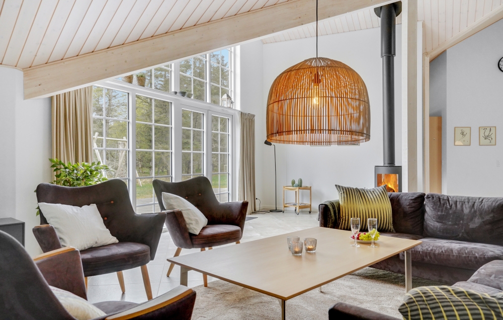 Die Couch im Luxusferienhaus Nr. 570 in Westjütland lädt zu Gesellschaftsspielen oder zu Kinoabenden ein.