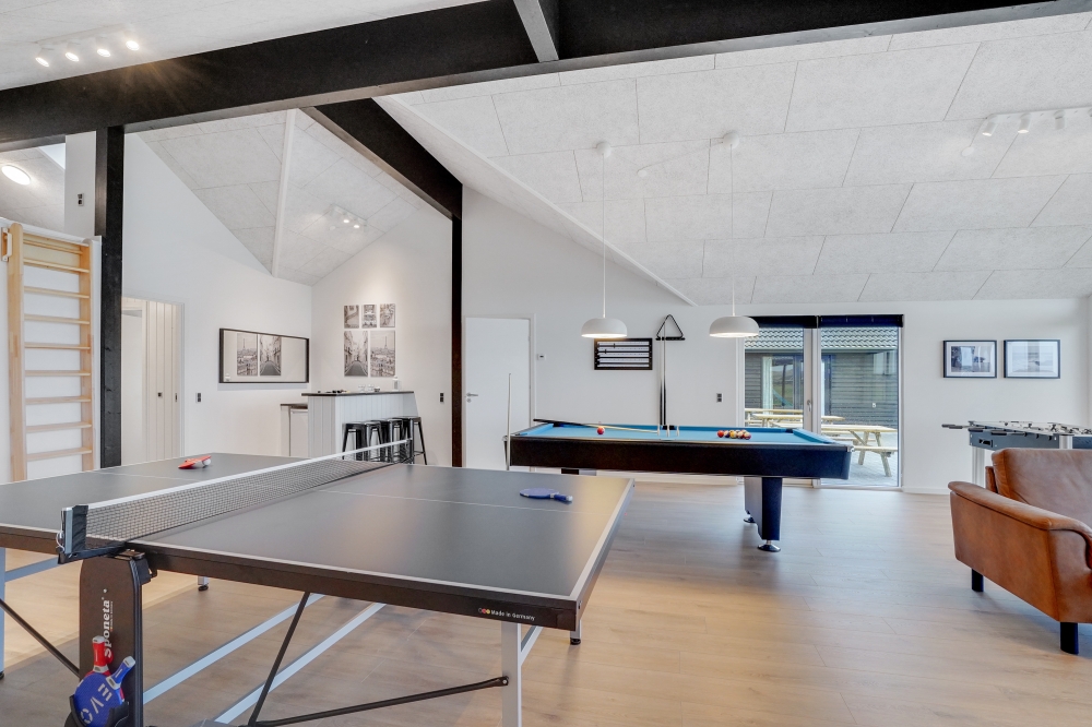 Neben den vielen schönen Stunden, die man im Poolbereich des Hauses verbringen kann, bietet das Luxusferienhaus 551 auch Spielevergnügen bei Billard/Tischtennis und Darts