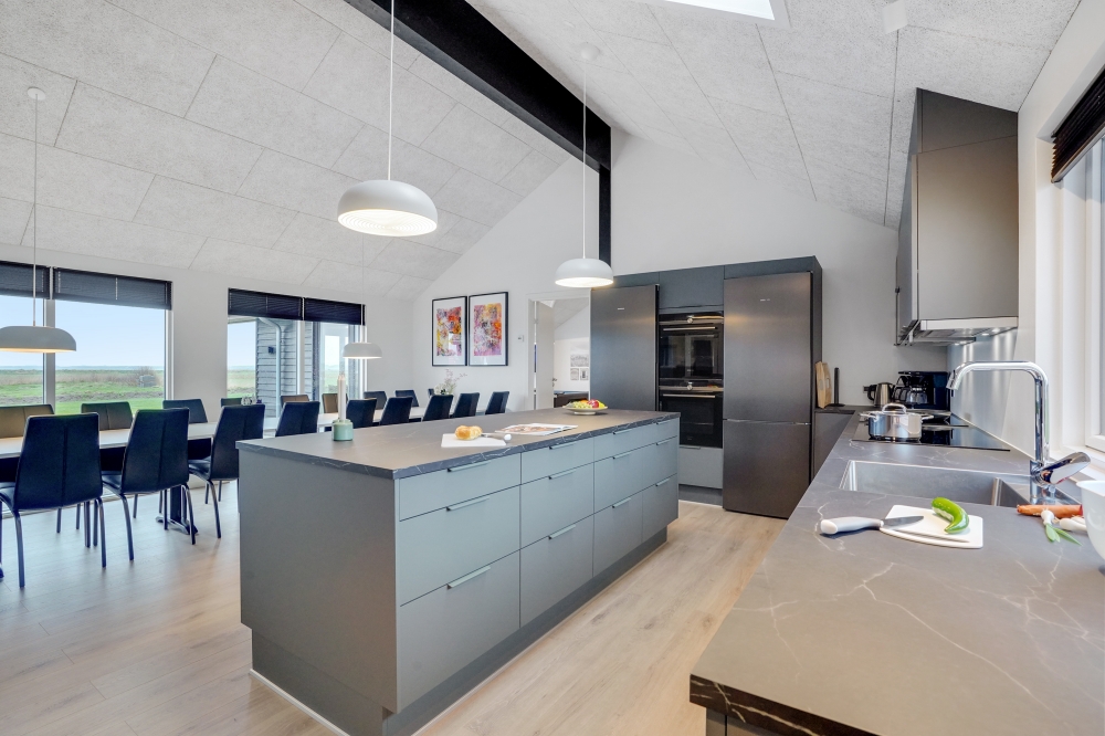 Gut ausgestattete Küche im Luxusferienhaus Nr. 551 in Westjütland.