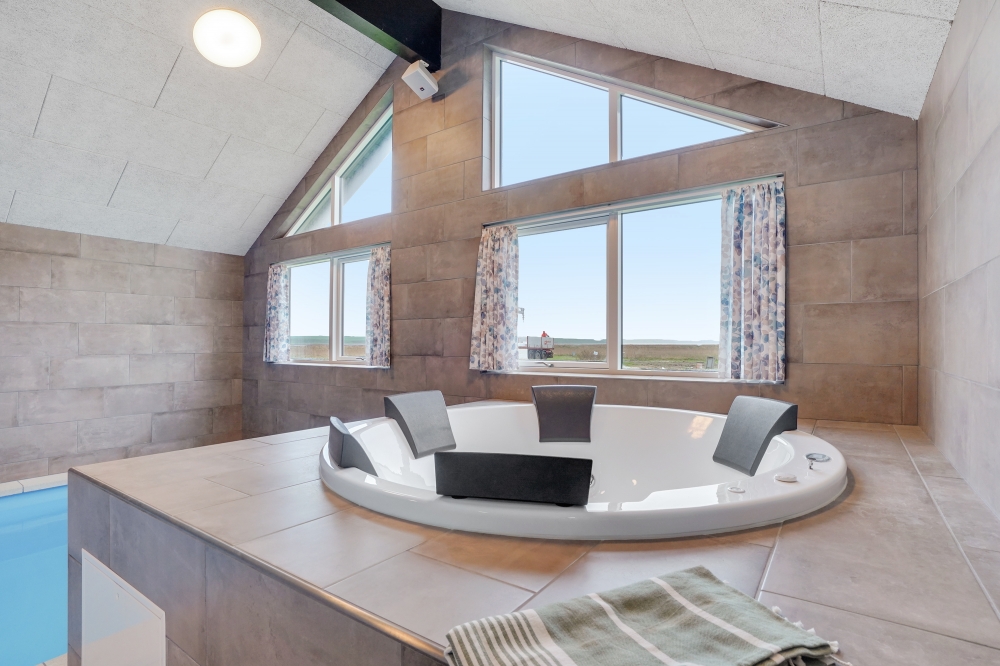 Genießen Sie den warmen Whirlpool im Luxusferienhaus Nr. 551 in Westjütland