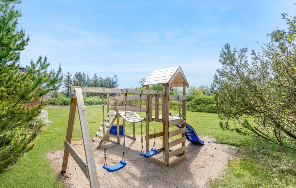 Zu dem attraktiven Ferienhaus Nr. 572 in Westjütland gehört auch ein tolles Angebot im Außenbereich, z. B. Spieleturm und Schaukeln