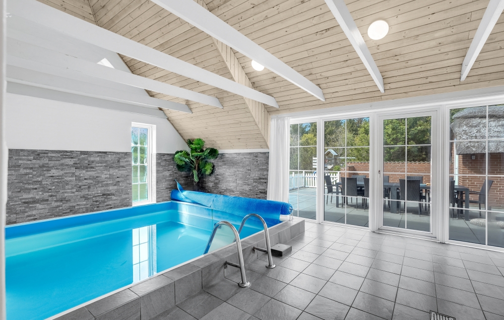 Das Ferienhaus 572 hat einen schicken Poolbereich mit Wasserrutsche, einem geräumigen, eingelassenen Whirlpool und einer Sauna.