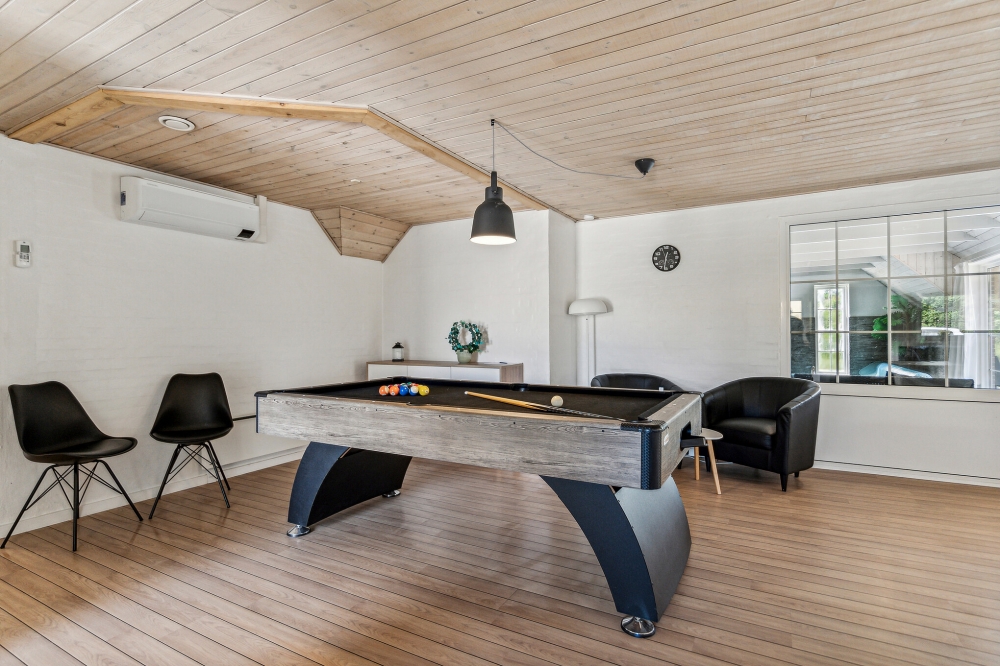 Neben den vielen schönen Stunden, die man im Poolbereich des Hauses verbringen kann, bietet das Luxusferienhaus 572 auch Spielevergnügen bei Billard/Tischtennis und Darts