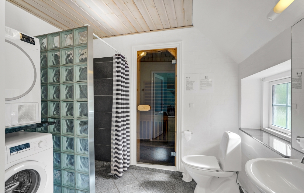Eines der Badezimmer im Luxusferienhaus Nr. 573