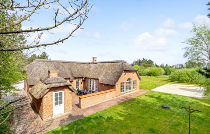 Dieses schöne Poolhaus Nr. 573 mit Platz für 14 Personen liegt in Westjütland