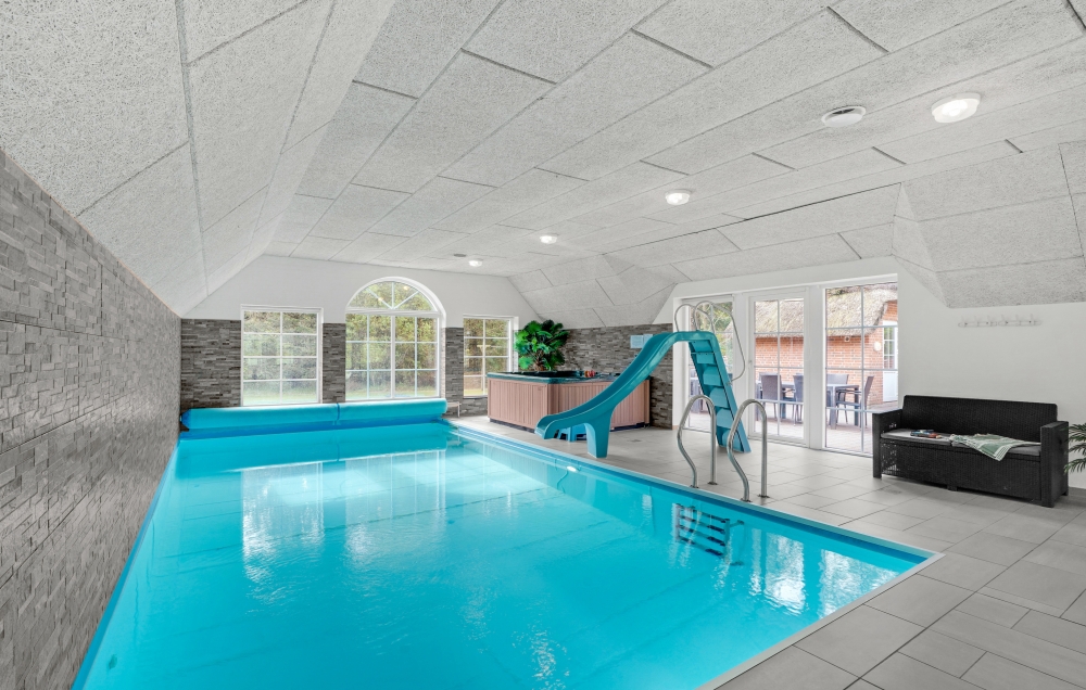Das Ferienhaus 573 hat einen schicken Poolbereich mit Wasserrutsche, einem geräumigen, eingelassenen Whirlpool und einer Sauna.