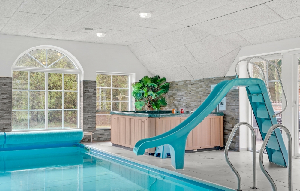 Genießen Sie den warmen Whirlpool im Luxusferienhaus Nr. 573 in Westjütland