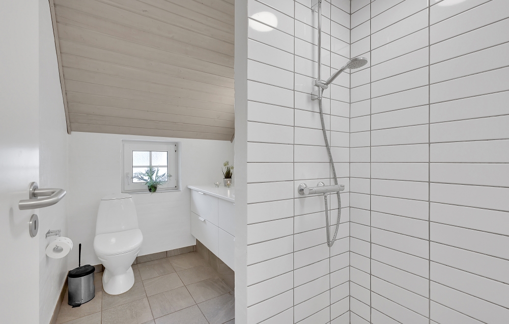 Eines der Badezimmer im Luxusferienhaus Nr. 574