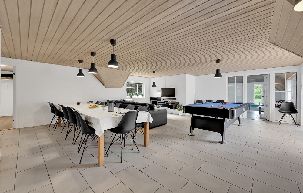 Der Aufenthaltsraum bietet Platz für 12 Personen, wenn ihr das Ferienhaus 574 in Westjütland besucht.