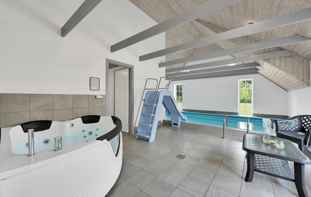 Genießen Sie den warmen Whirlpool im Luxusferienhaus Nr. 574 in Westjütland