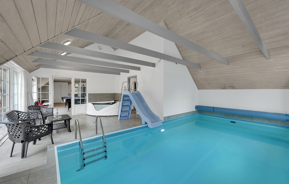 Das Ferienhaus 574 hat einen schicken Poolbereich mit Wasserrutsche, einem geräumigen, eingelassenen Whirlpool und einer Sauna.