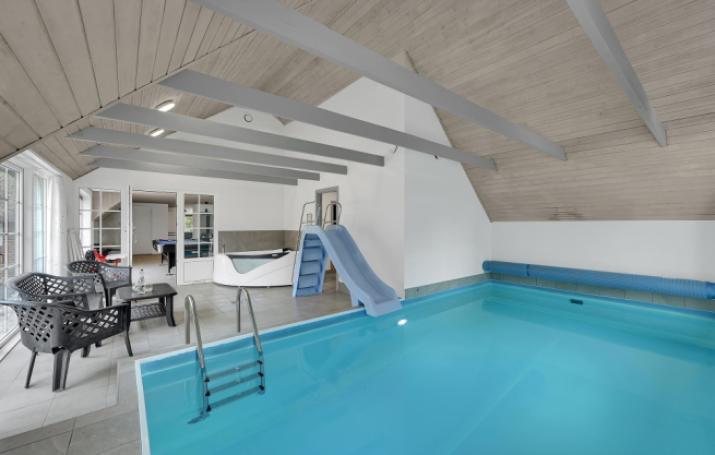 Das Ferienhaus 574 hat einen schicken Poolbereich mit Wasserrutsche, einem geräumigen, eingelassenen Whirlpool und einer Sauna.