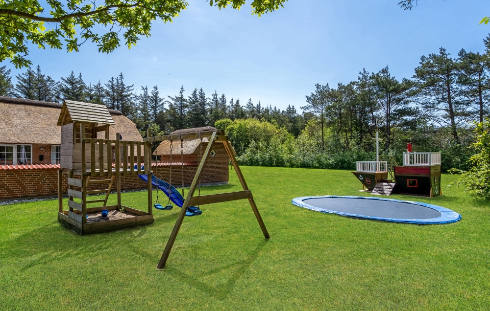 Zu dem attraktiven Ferienhaus Nr. 574 in Westjütland gehört auch ein tolles Angebot im Außenbereich, z. B. Spieleturm und Schaukeln