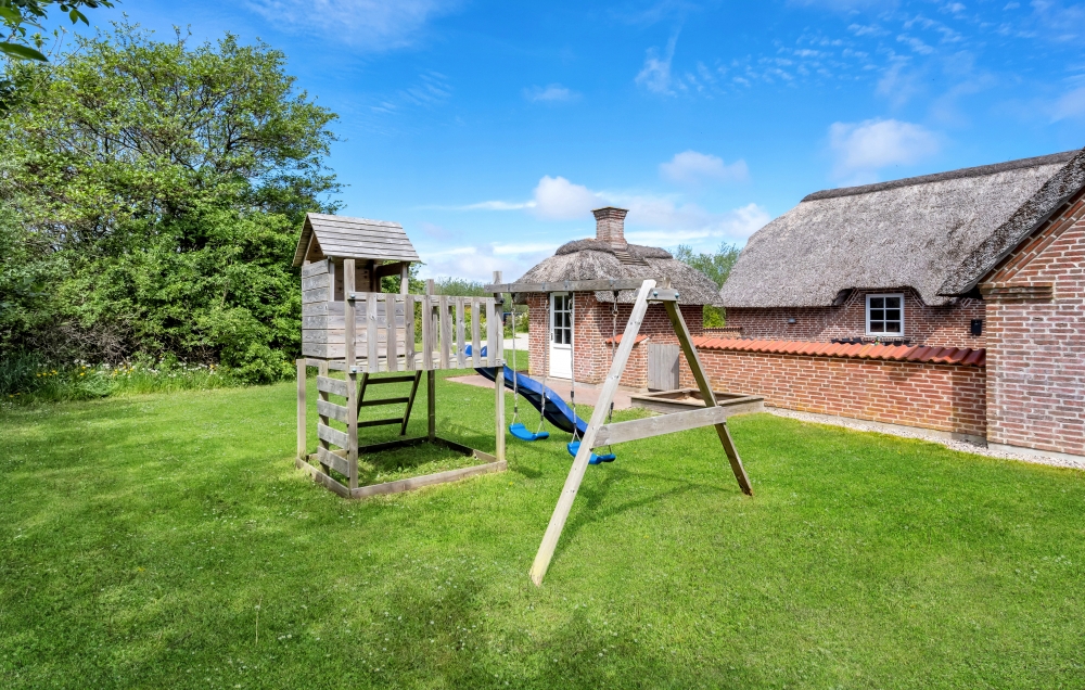 Zu dem attraktiven Ferienhaus Nr. 575 in Westjütland gehört auch ein tolles Angebot im Außenbereich, z. B. Spieleturm und Schaukeln