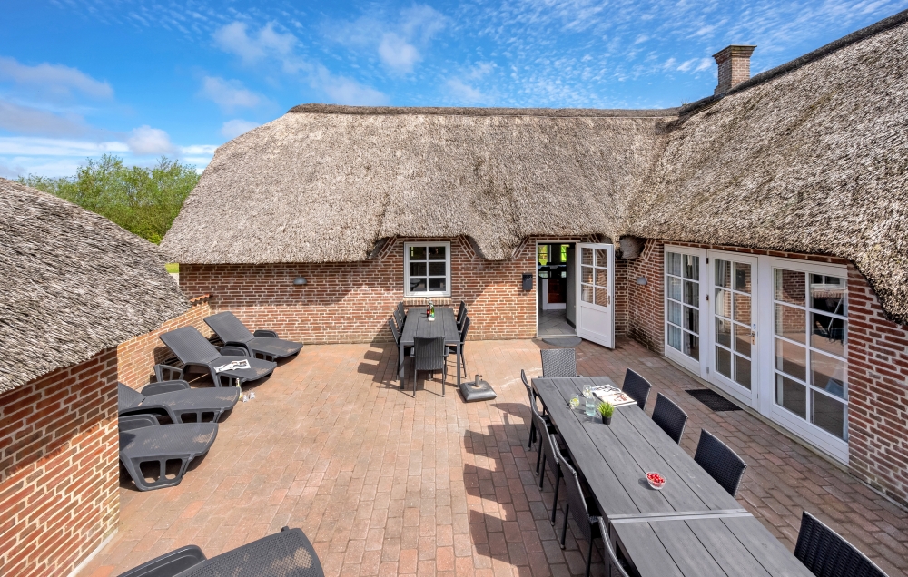 Das Luxusferienhaus Nr. 575 hat eine tolle Terrasse, die mit hochwertigen Gartenmöbeln für 14 Personen ausgestattet ist.