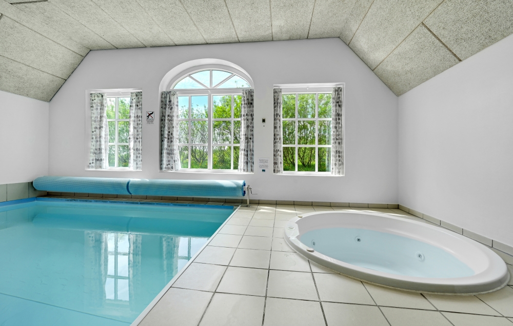 Genießen Sie den warmen Whirlpool im Luxusferienhaus Nr. 575 in Westjütland
