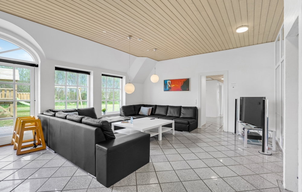 Die Couch im Luxusferienhaus Nr. 576 in Westjütland lädt zu Gesellschaftsspielen oder zu Kinoabenden ein.