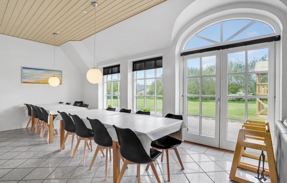 Der große, lichtdurchflutete Aufenthaltsraum im Luxusferienhaus Nr. 576 für 14.