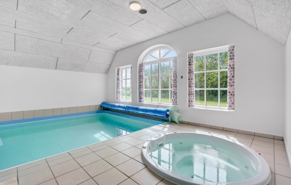 Genießen Sie den warmen Whirlpool im Luxusferienhaus Nr. 576 in Westjütland