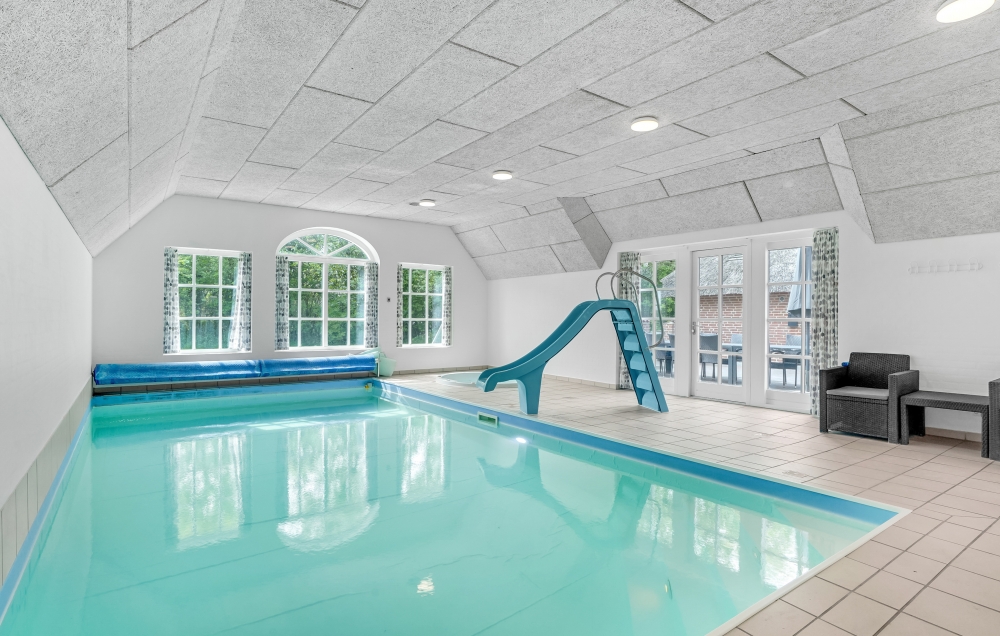 Das Ferienhaus 576 hat einen schicken Poolbereich mit Wasserrutsche, einem geräumigen, eingelassenen Whirlpool und einer Sauna.