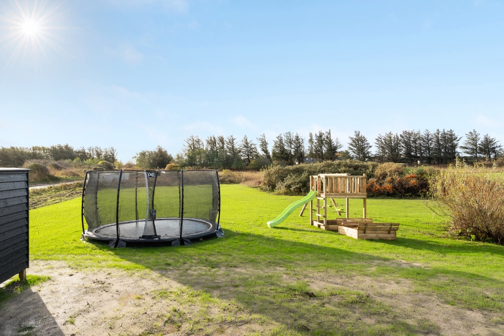 Zu dem attraktiven Ferienhaus Nr. 553 in Nordjütland gehört auch ein tolles Angebot im Außenbereich, z. B. Spieleturm und Schaukeln