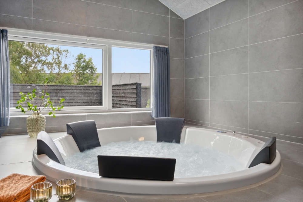 Genießen Sie den warmen Whirlpool im Luxusferienhaus Nr. 577 in Nordjütland