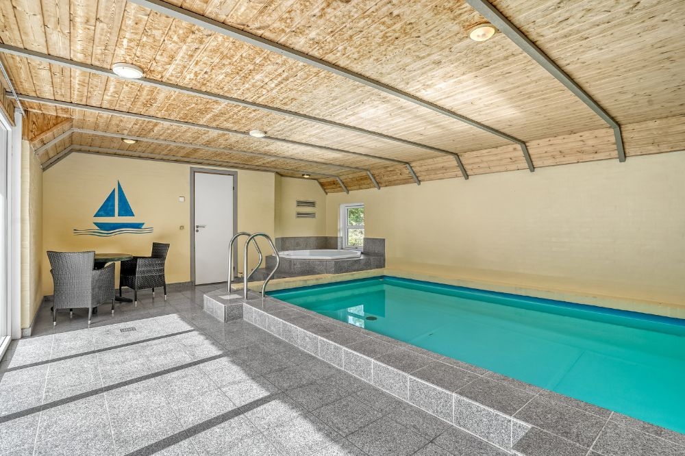 Das Ferienhaus 552 hat einen schicken Poolbereich mit Wasserrutsche, einem geräumigen, eingelassenen Whirlpool und einer Sauna.