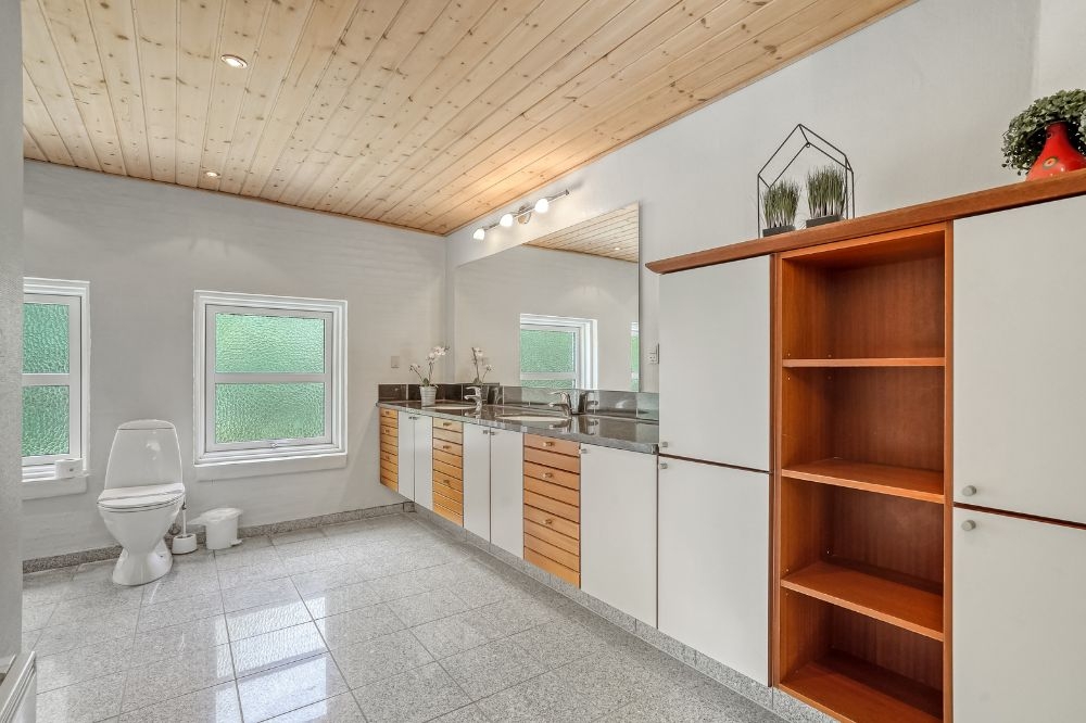 Ein Badezimmer im Luxusferienhaus Nr. 552 mit 6 Schlafzimmern und Platz für 12 Gäste.