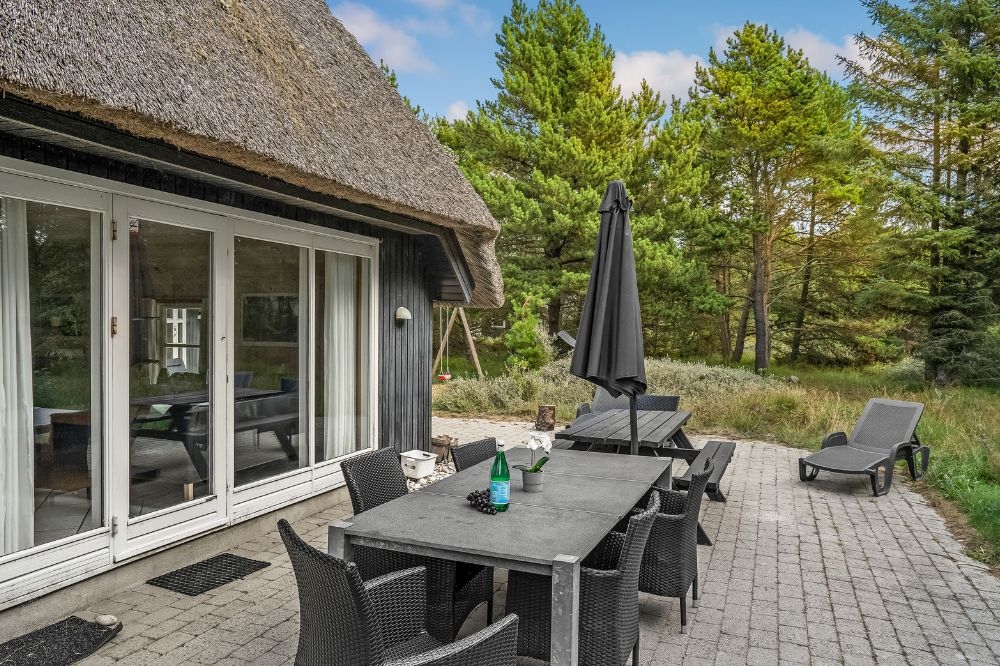 Genießen Sie einen Grillabend auf der Terrasse des Luxusferienhauses Nr. 552 in Westjütland