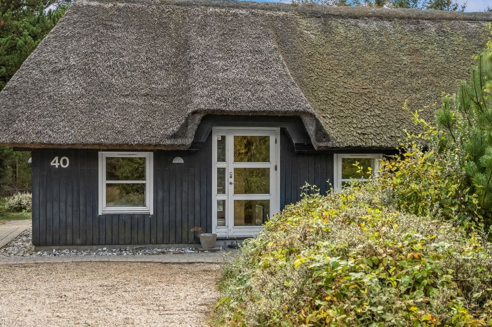 Dieses schicke Poolhaus Nr. 552 liegt in Westjütland und bietet Platz für 12 Personen.