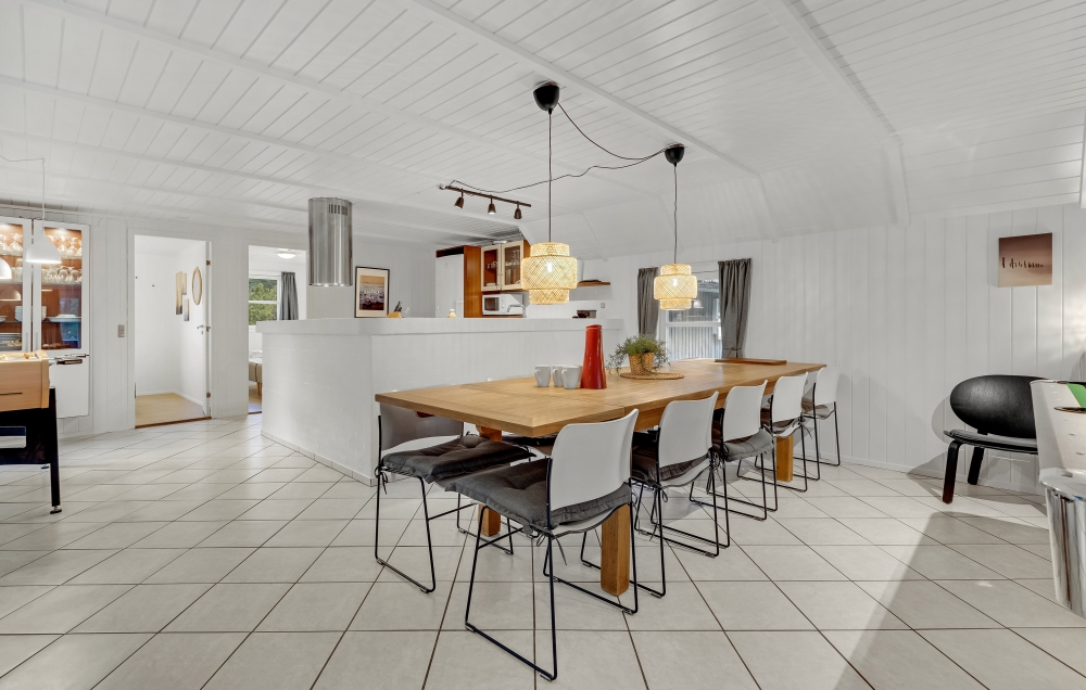 Der Aufenthaltsraum bietet Platz für 12 Personen, wenn ihr das Ferienhaus 552 in Westjütland besucht.