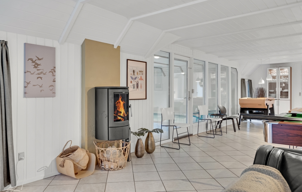 Der große, lichtdurchflutete Aufenthaltsraum im Luxusferienhaus Nr. 552 für 12.