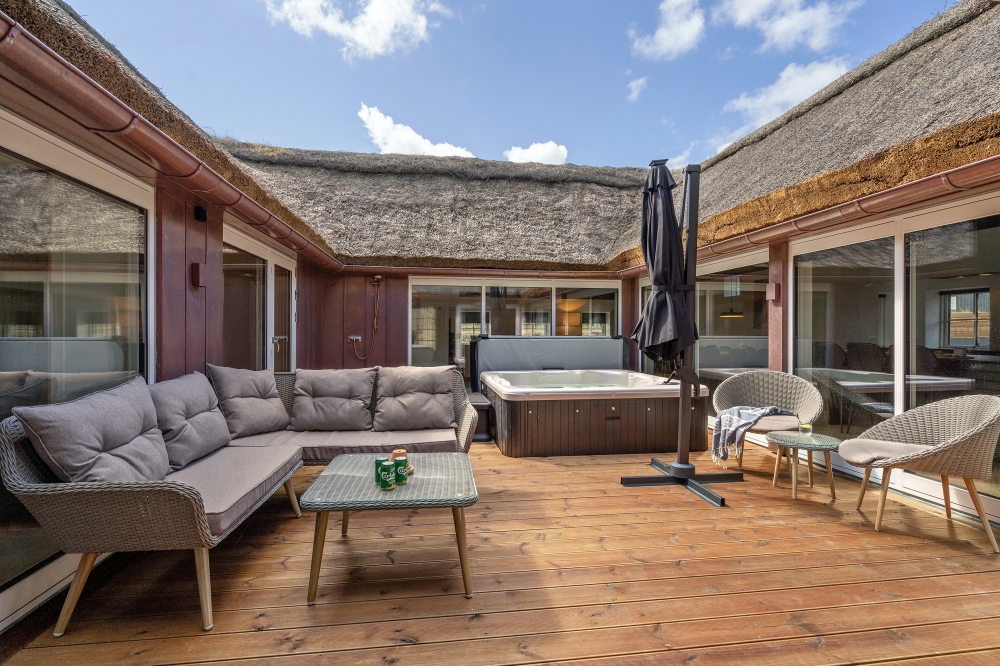 Genießen Sie einen Grillabend auf der Terrasse des Luxusferienhauses Nr. 580 in Westjütland