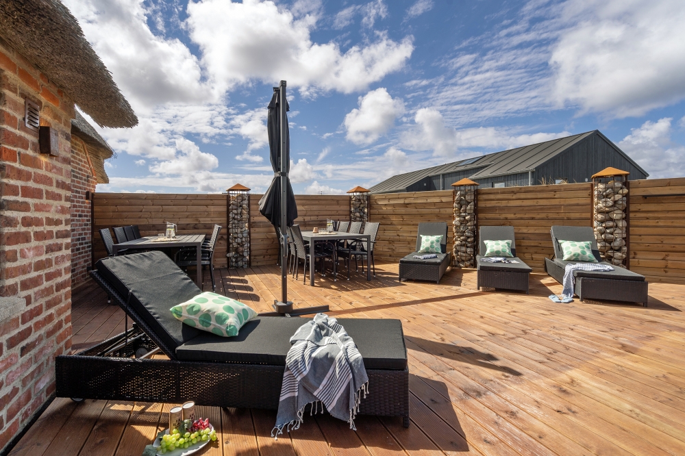Auf der Terrasse des Ferienhauses Nr. 580 ist Platz für 16 Personen.