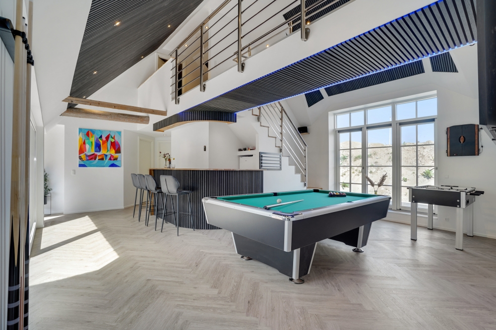 Das Luxusferienhaus 580 für 16 Personen hat einen großen Aktivitätsraum mit u. a. Billard und Darts