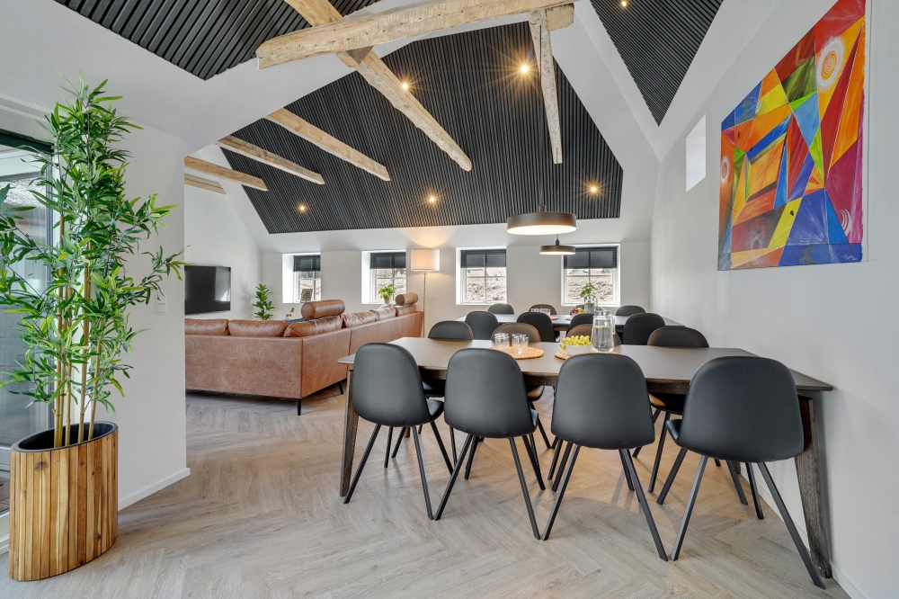 Die Couch im Luxusferienhaus Nr. 580 in Westjütland lädt zu Gesellschaftsspielen oder zu Kinoabenden ein.