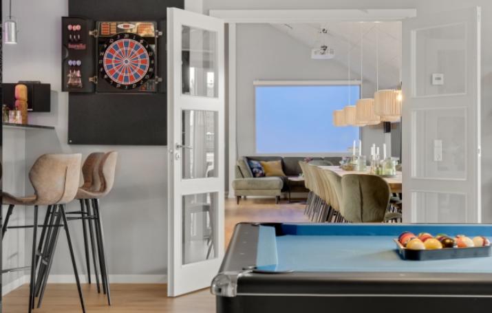 Neben den vielen schönen Stunden, die man im Poolbereich des Hauses verbringen kann, bietet das Luxusferienhaus 554 auch Spielevergnügen bei Billard/Tischtennis und Darts