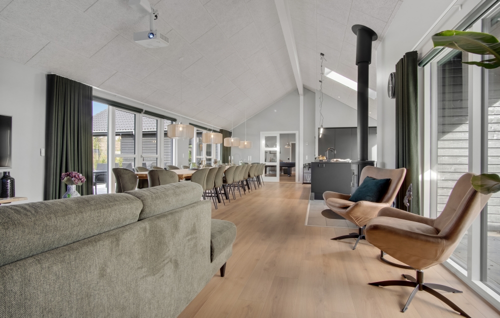 Der große, lichtdurchflutete Aufenthaltsraum im Luxusferienhaus Nr. 554 für 26.