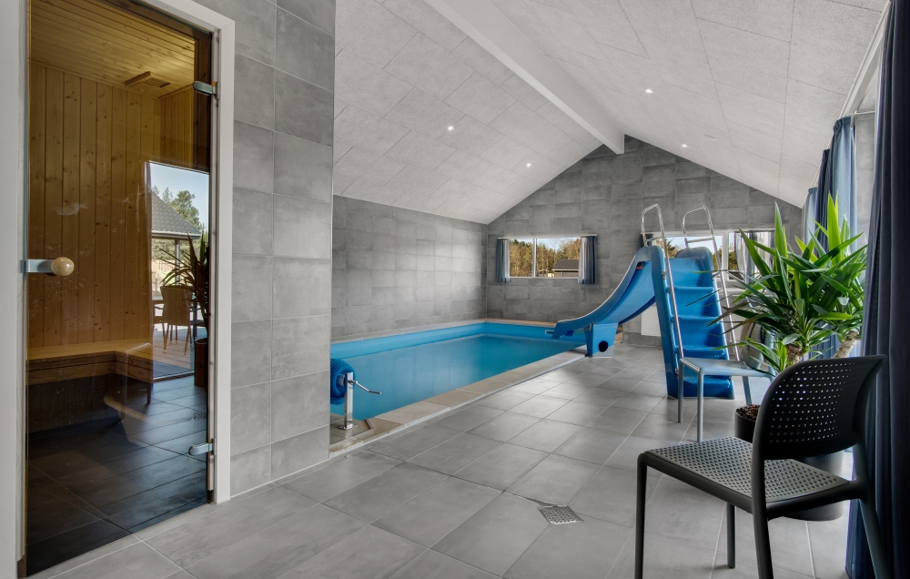 Das Ferienhaus 554 hat einen schicken Poolbereich mit Wasserrutsche, einem geräumigen, eingelassenen Whirlpool und einer Sauna.