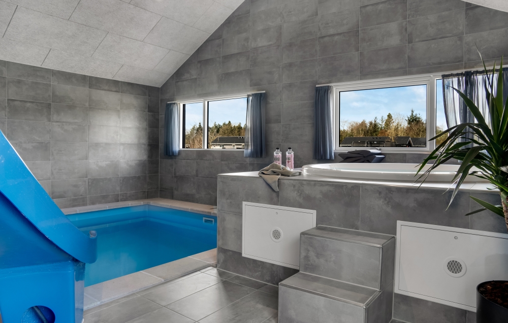 Genießen Sie den warmen Whirlpool im Luxusferienhaus Nr. 554 in Westjütland