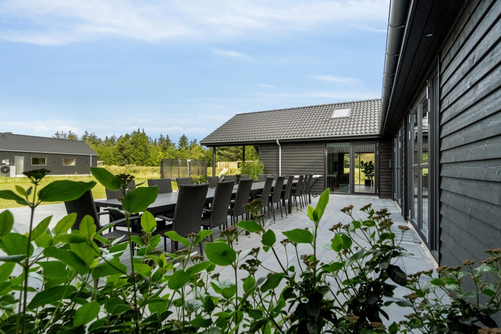 Genießen Sie einen Grillabend auf der Terrasse des Luxusferienhauses Nr. 554 in Westjütland