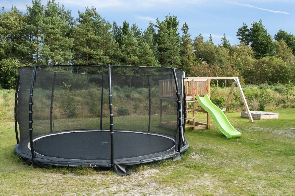 Zu dem attraktiven Ferienhaus Nr. 554 in Westjütland gehört auch ein tolles Angebot im Außenbereich, z. B. Spieleturm und Schaukeln