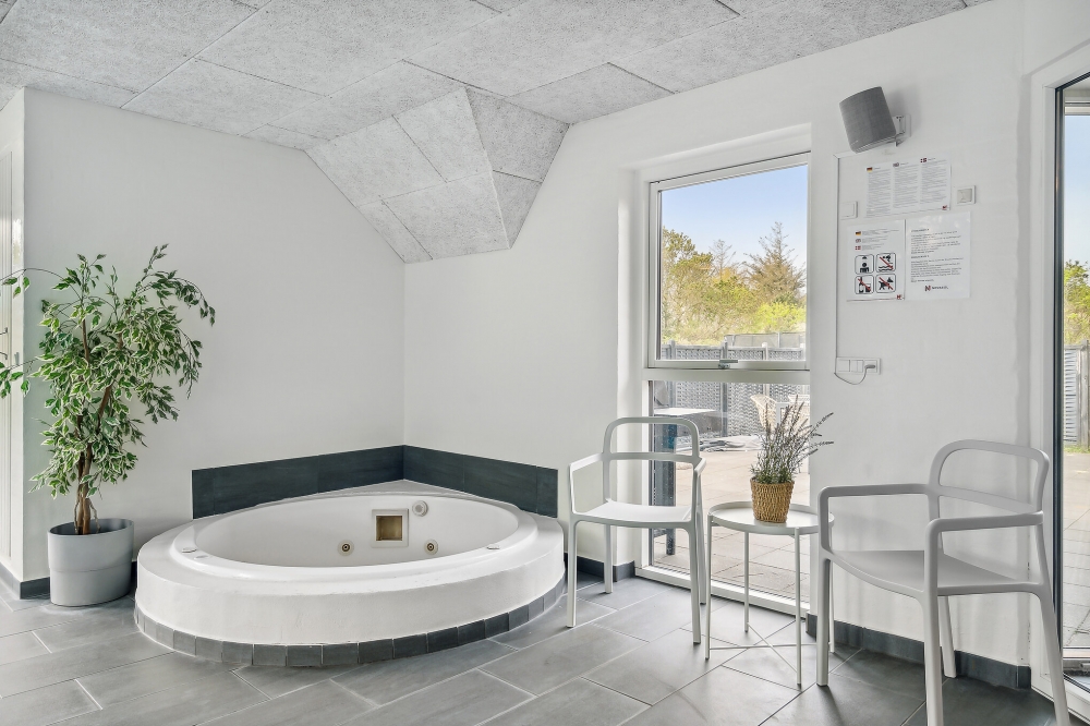 Genießen Sie den warmen Whirlpool im Luxusferienhaus Nr. 557 in Westjütland