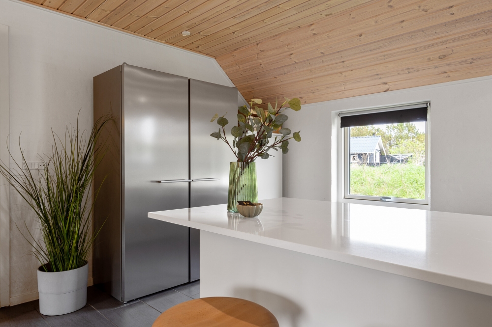 Gut ausgestattete Küche im Luxusferienhaus Nr. 557 in Westjütland.