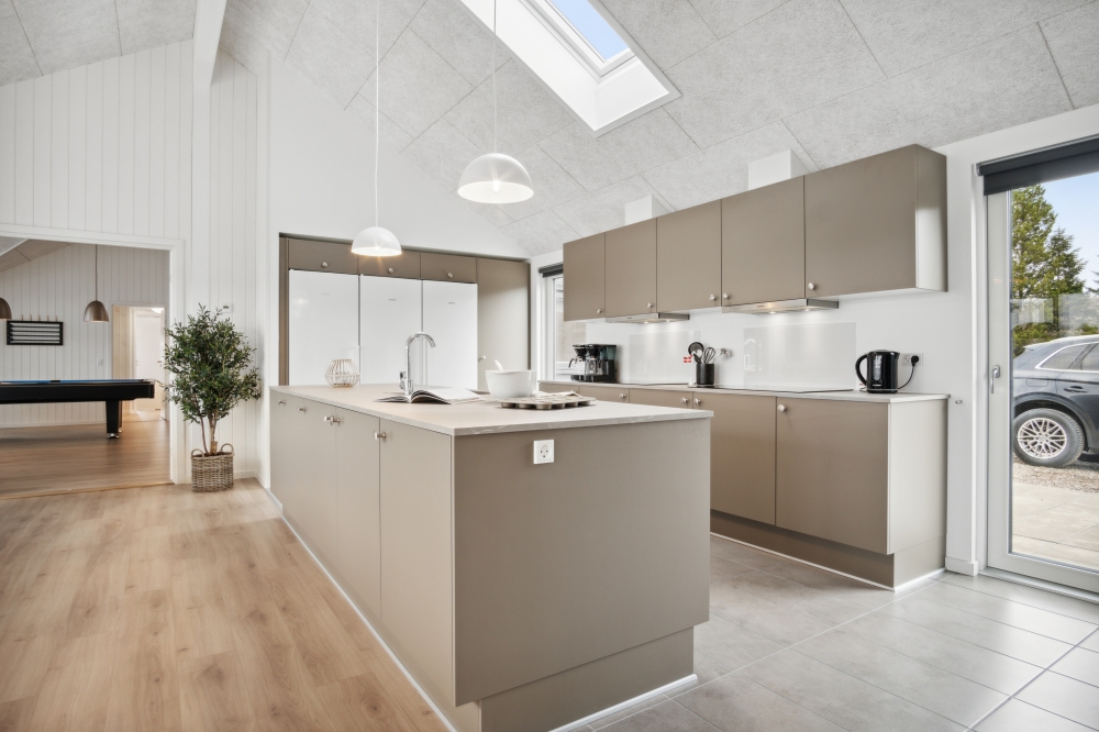 Die Küche in dem Luxusferienhaus Nr. 579 ist so gut ausgestattet, dass man problemlos Mahlzeiten für 26 Personen zubereiten kann.