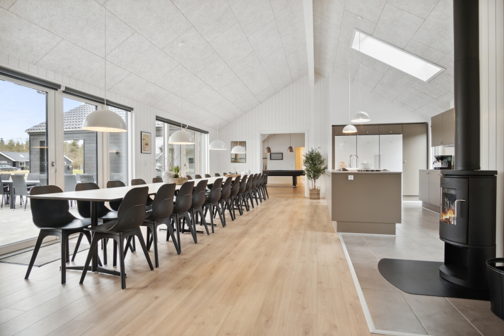 Der große, lichtdurchflutete Aufenthaltsraum im Luxusferienhaus Nr. 579 für 26.